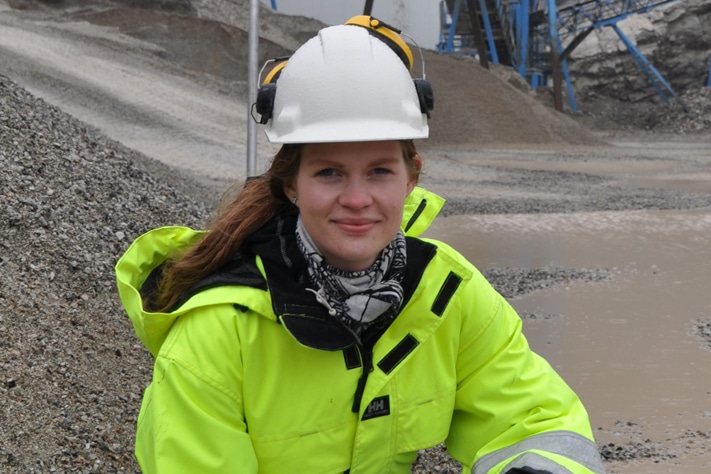 Åsa Barstad trives med hjelm, refleksvest og vernesko. Muligheten til litt frisk luft inn i mellom kontorarbeidet appellerer til jærbuen. Foto: Halfdan Carstens