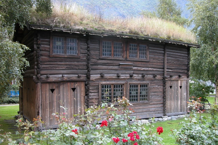 Kjernen i gruvesamfunnet var det staselige Koparverkhuset fra 1711. Her holdt administrasjon med bergskriveren til. Det var også bolig for funksjonærer. Huset var opprinnelig mye større, flere tilbygg er borte. Årdal Sogelag eier bygget og holder det ved like. Her har de samlet gjenstander med tilknytning til gruvedriften. Det omfatter også malmprøver, bilder, kart og andre minner fra gruvedriften. Det gamle huset er populært når bryllupsbilder skal tas.