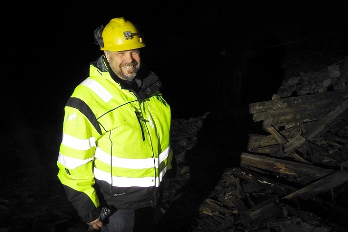 Bergingeniør Andreas Sigersvold, født og oppvokst på Knaben og med lang erfaring som oppredningssjef i den gamle jernmalmgruva i Sydvaranger, , Sulitjelma Gruver og Grong Gruber har prøvd å starte produksjonen på nytt, og det gikk bra inntil finanskrisen for sju-åtte år side ødela markedet fullstendig. Her er han i stollen (horisontal gang med kun én åpning) som leder fra driftsbygningen og inn til den gamle gruva. Foto: Halfdan Carstens