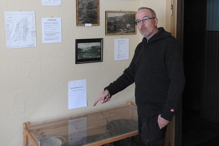 Engelskmannen Charles Jourdan er én av mange som har skaffet seg en fritidseiendom i Knaben. Jourdan er utdannet hardrockgeolog fra Cambridge University og finner glede i å ta i bruk sine gamle kunnskaper på de magmatiske og metamorfe bergartene i Knabenheia. Arbeidskarrieren har vært som petroleumsgeolog i Stavanger. Inne i fjellet har han funnet seg en givende hobby. Foto: Halfdan Carstens