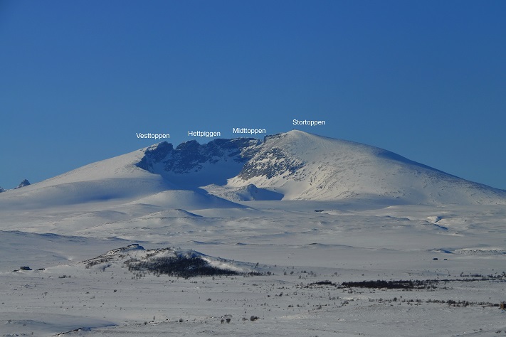Snøhetta (2286 m o.h.) i Dovre kommune, Oppland, troner majestetisk over Dovreplatået, og – hvis været samarbeider – er toppen lett synlig fra både bilveien og jernbanen like nord for Hjerkinn. De fleste av oss forbinder Snøhetta med én enkelt fjelltopp, men den er egentlig en lang, skarp rygg med fire topper som alle rager mer enn 2000 m o.h. Høyest av dem alle er Stortoppen, og det er også den som er lettest å bestige. Foto: Halfdan Carstens