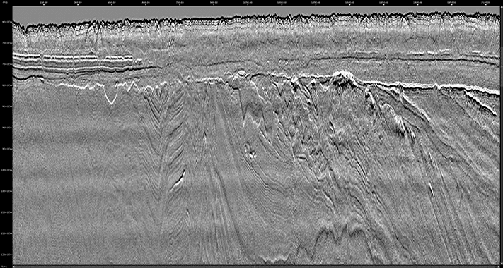 “Hot off the press” GeoStreamer GS uprosesserte nærtrase data. Linjen viser kun én av 720 kanaler i den 9 km lange seismiske kabelen. Multippelfjerning, migrasjon og stack vil hente fram de dypere strukturene. Utganspunktet for et godt produkt ser absolutt ut til å være tilstede! © PGS