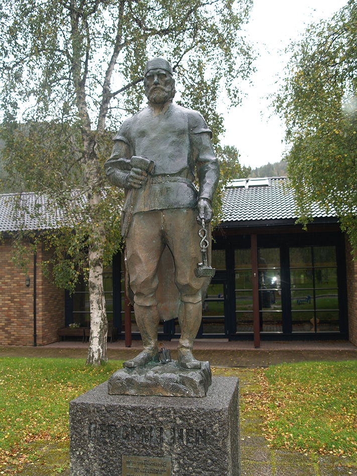 Bergmannen sentralt plassert på Løkken foran Orkla Industrimuseum symboliserer at samfunnet har levd tett med gruvedrift gjennom 333 år, fra 1644 til 1987. Gjennom det meste av 1900-tallet var svovelkis hovedproduktet. Foto: Halfdan Carstens
