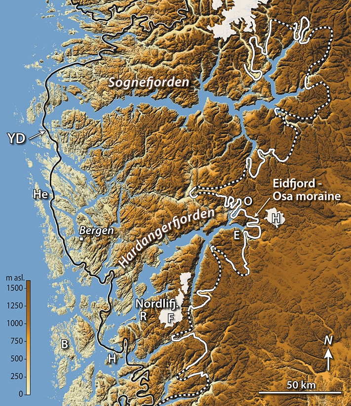 Den svarte linjen viser yngre dryas-morenen med de to ”grønne øyene” Herdla (He) og Halsnøy (H). Den hvite linjen viser Eidfjord-Osa morenen. E – Eidfjord, H – Hardangerjøkulen, F – Folgefonna, R – Rosendal og B – Bømlo. Kartografi: Eva Bjørseth