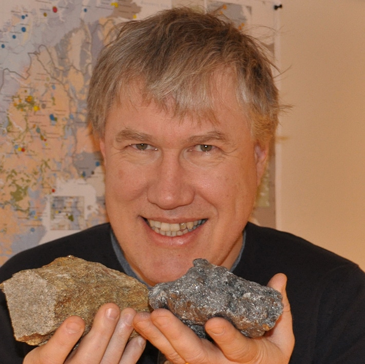 Håvard Gautneb viser frem to steinprøver som begge inneholder grafi tt. Den svarte til høyre er fra Trælen på Senja og inneholder 30 prosent karbon. Den til venstre er fra Kragerø-området og inneholder kun 3 prosent karbon. Foto: Halfdan Carstens