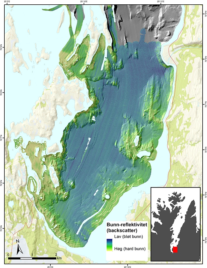 Reflektivitet av bunnen i Porsangerfjorden basert på backscatterdata. I tillegg til bunnrelieffet viser kartet bunnens hardhet. De blå områdene representerer for eksempel myk fjordbunn, noe som forklares med at den er dekket med bløt leire. Illustrasjon: NGU