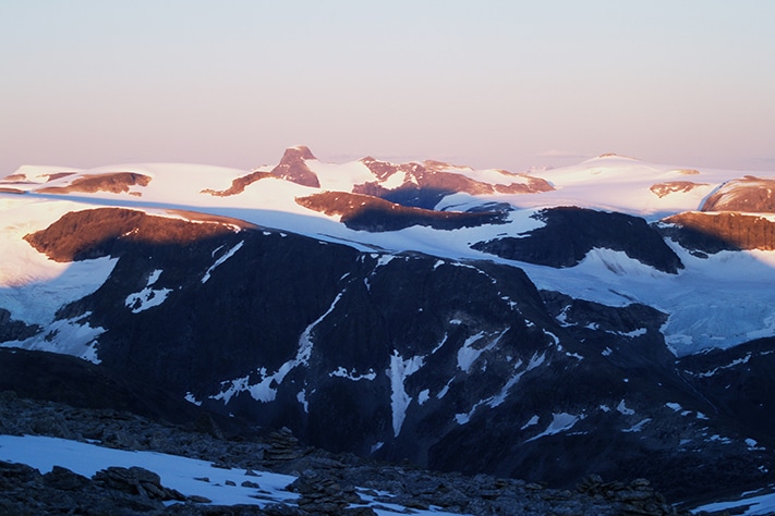 Et fjell. En fjellheim. En fjellkjede. Utsikt fra Skålatårnet mot Lodalskåpa i sørøst, en nunatak på Jostedalsbreen. Foto: Halfdan Carstens