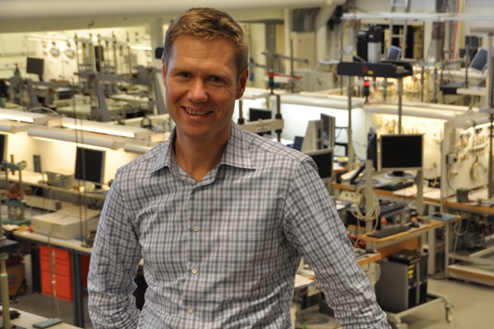 Lars Andresen, adm. direktør ved Norges Geotekniske Institutt (NGI), skryter uhemmet av NGIs flotte laboratorium i Sognsveien, vis a vis Ullevål Stadion, i Oslo (geoforskning.no: «Nytt laboratorium på NGI»). Om ikke det største, så er det – i følge ham – i alle fall det beste geotekniske laboratoriet i Europa. Jevn produksjon med diverse analyser på offshore prøver, ut over rene forskningsoppdrag, gir volum, og er en viktig årsak til at det er mulig å holde høy kvalitet på laboratorietjenestene.