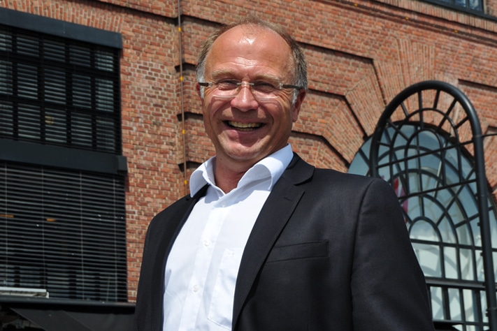 Svein Ilebekk har en mangslungen karriere i oljebransjen. Utålmodig som han er, har det blitt mange jobber og mange oppdragsgivere opp gjennom årene, inntil han ble «voksen nok» til å ta skjeen i sin egen hånd. Det har bl.a. resultert i to konsulentselskaper og to oljeselskaper. De to siste har hatt stor suksess, og begge har blitt solgt med god fortjeneste for investorene. Bildet er fra Aker Brygge i Oslo. Her minnes han flere fine år i DNO hvor han har vært i to perioder. Foto: Halfdan Carstens
