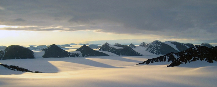 Nunatak-landskap i Øst-Grønland. Slik kan det ha sett ut i Norge for drøyt 10.000 år siden. Kanskje var det under slike forhold at de første nordmennene levde. Foto: Mark Bull