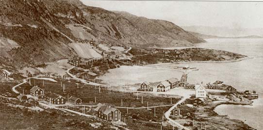 Restene etter det gamle Kobberverket i Kåfjord (1826-1878) med tipper er lett synlig fra E6 nord for Alta. I Finnmark liker de å kalle kobberverket for “Nordkalottens første storindustri”, og rundt 1840 var Kåfjord det største tettstedet i Finnmark med ca. 1000 innbyggere. Bildet er fra rundt 1900. Foto: Alta Museum