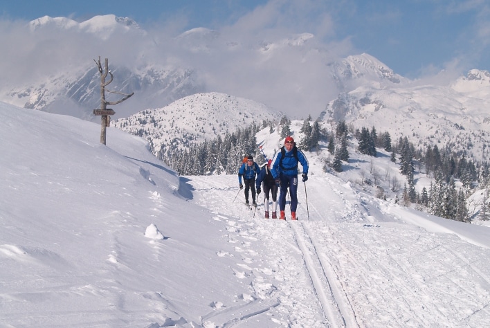Slovenia er et fjelland. Det ligger i den østlige delen av Alpene og den nordvestlige delen av De dinariske alper. De siste strekker seg nedover Kroatia og videre inn i Albania. Denne beliggenheten er selvsagt årsaken til at skisport er populært. Først og fremst alpint, selvfølgelig, men fordi prisnivået har steget kraftig de senere årene, etter landets inntreden i EU, har langrennsporten blitt mer populær. Begrensningen er at det prepareres få løyper. Alpinistene har fortsatt preferanse. Foto: Halfdan Carstens