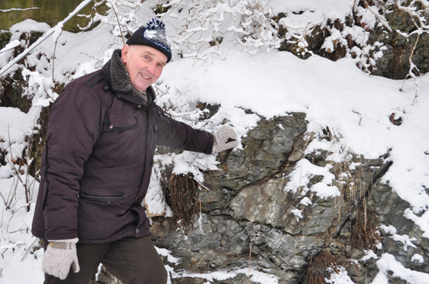 Med bred bakgrunn fra både akademia og oljeindustrien har Johan Petter Nystuen god forståelse for hva slags kunnskap oljegeologene bør suge til seg i Hedmarksbassenget. Her poserer han foran ordoviciske bergarter rett utenfor kontoret på Blindern. Foto: Halfdan Carstens