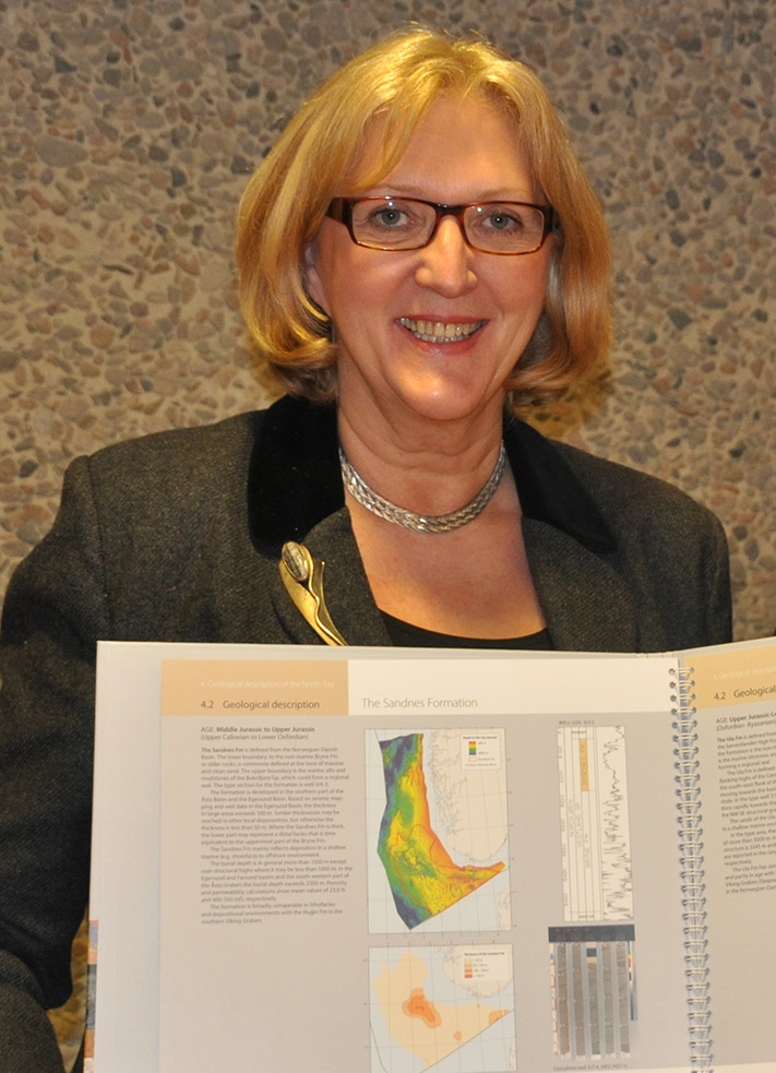 Eva Halland har ledet prosjektet som har endt opp med et fargerikt og delikat atlas som i detalj viser potensialet i norsk sektor av Nordsjøen. Foto: Halfdan Carstens