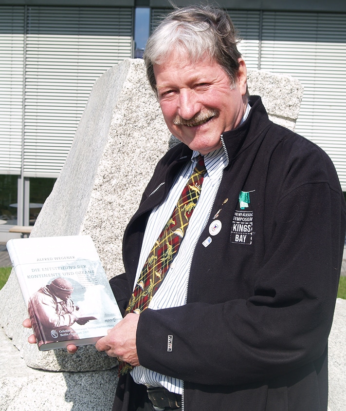 Professor Jörn Thiede var i ti år direktør for Alfred Wegener Insititut i Bremerhaven på terskelen til Nordsjøen. Derfor er det bare naturlig at han også har interessert seg sterkt for Alfred Wegener, vitenskapsmannen som publiserte en banebrytende bok om sin teori om kontinentaldrift allerede i 1915, og sammen med bl.a. Wegeners barnebarn har Thiede utgitt den opprinnelige boken i faksimile. Foto: Halfdan Carstens