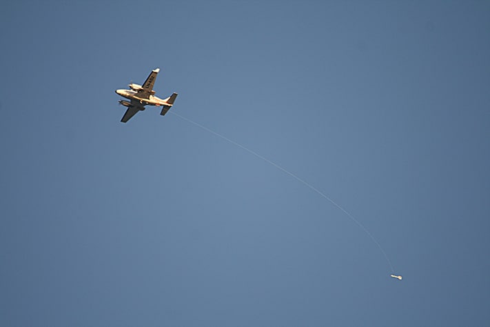 NGU benytter forskjellige operatører til sine geofysiske flymålinger. Her er det et tomotors Piper Cheiftain fra Fly Taxi Nord i Tromsø som er i operasjon. Magnetometeret slepes 70 m under flyet. Foto: Aasmund Gylseth