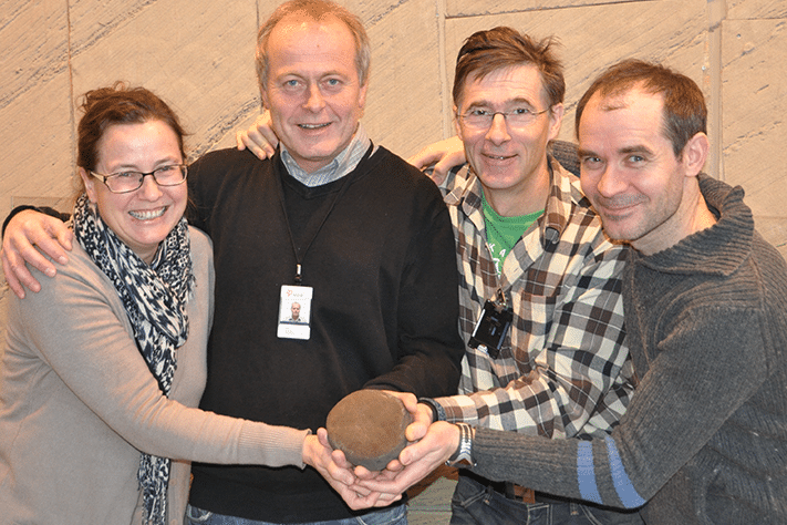 Marita Gading, Lars Wensaas, Helge Løseth og Kenneth Duffaut har gjennom et åtte år langt studium hatt kildebergarter som forskningsobjekt. Nå er det dokumentert at seismikk kan brukes for å kartlegge kildebergarters kvalitet og kvantitet. Foto: Halfdan Carstens