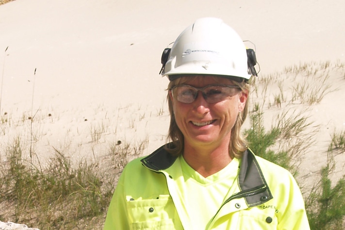 Hilde Nordvik var verkssjef ved Sibelco Noridics avdeling i Lillesand som ble nedlagt i fjor. Der regjerte hun over 30 ansatte og en pegmatittforekomst i grunnfjellet hvor det ble brutt kvarts og feltspat for salg til det europeiske markedet. Hun har bakgrunn som metallurg fra NTH og har helt siden sin første jobb i IFE vært tilknyttet forskning og utvikling. Foto: Halfdan Carstens
