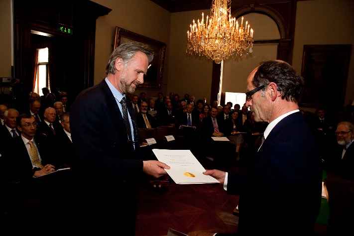 Professor Bjørn Jamtveit ble på Det Norske Videnskaps-Akademis Årsmøte i mai tildelt ”Fridtjof Nansens Belønning for fremragende forskning”. Bare fire geologer har fått denne utmerkelsen tidligere, som ingen ringere enn professor Waldemar Chr. Brøgger tok initiativet til i 1896. Styreleder i Nansenfondet, professor Gunnar Nicolaysen, delte ut prisen i år. Foto: Eirik F. Baardsen, Det Norske Videnskaps-Akademi