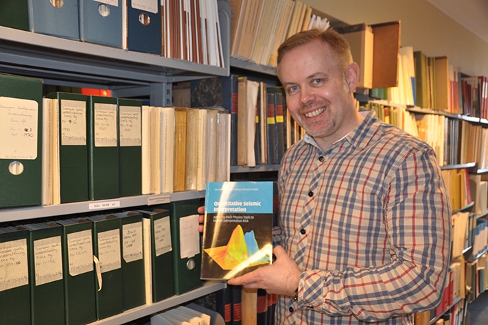Per Avseth er stolt av boka si. På et vis sammenfatter den hovedforfatterens røde tråd gjennom karrieren: Lenken mellom kvalitative geologiske parametere og kvantitative geofysiske målinger. Boka er også en viktig grunn til at han har blitt tildelt Geofysikerprisen for 2012. Foto: Halfdan Carstens