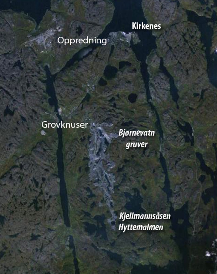 Kirkenes ligger ved en isfri havn, det går jernbane fra grovknuseren og ned til havna, og det er bare tolv kilometer på anleggsveien fra malmfeltene og ned til grovknuseren. Sydvaranger Gruve nyter derfor fordel av kort vei fra dagbruddene til havn, og fra havn til markedet. Kartografi: GeoPublishing/Norge i 3D