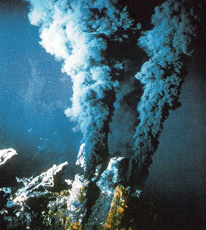 Samme år (1977) som gruvedriften på Røros ble nedlagt, ble det for første gang funnet rykende skorsteiner (”black smokers”) som gir opphav til massive sulfidforekomster på osean skorpe (”seafloor massive sulfide deposits”, forkortet SMS-forekomster). Varme fluider strømmer opp av skorsteinene med en hastighet på 1-5 m/s. Det er altså store volumer det dreier seg om, og skorsteinen kan vokse så mye som 30 cm/dag. Foto: Nautilus Minerals