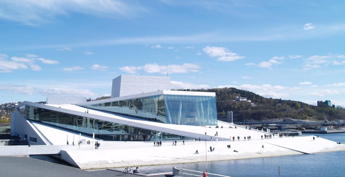 Operabygget i Oslo er uten sammenligning den bygningen her i landet som har fått størst oppmerksomhet på grunn av den steinen som ble valgt. I ettertid kan vi trygt si at marmoren fra Italia bidrar sterkt til at hovedstaden har fått et nytt landemerke.