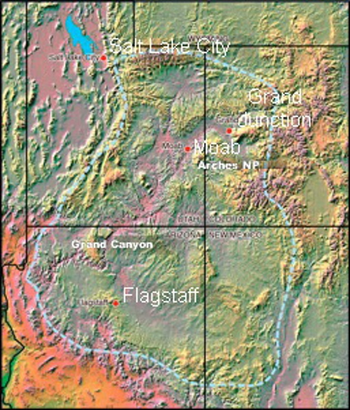 Coloradoplatået dekker et areal i Arizona, Colorado, New Mexico og Utah som tilsvarer Norges flateinnhold. Her finner vi den største konsentrasjonen av amerikanske nasjonalparker. Årsaken er at området først har hevet seg, og at Coloradoelven deretter gjennom ca. fem millioner år har gravd seg ned gjennom fargerike sedimentære bergarter og etterlatt seg et landskap som ikke har sin make noen andre steder i verden. Kartografi: GeoPublishing AS