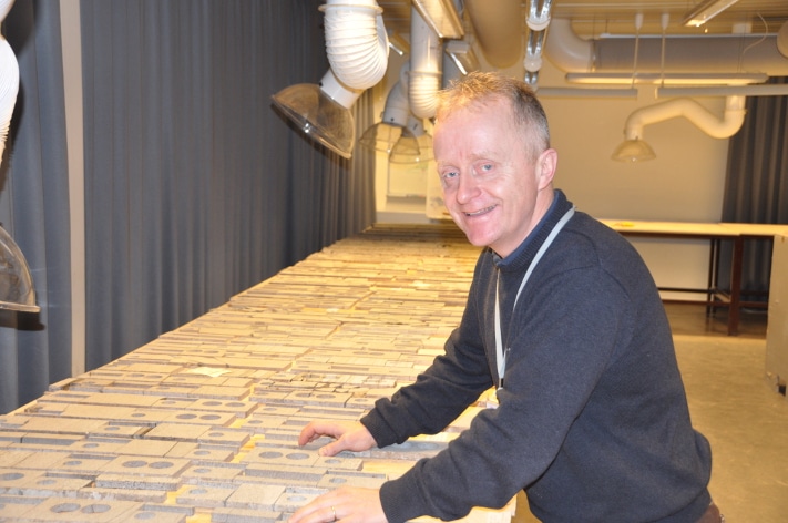 Ole J. Martinsen i Statoil har fått flere priser opp gjennom sin 25 år lange profesjonelle karriere. Men den han nå har fått av AAPG (American Association of Petroleum Geologists) rager absolutt høyest, i henhold til hans egen vurdering. Her står han hvor han liker seg aller best: blant stein og borehullskjerner. Foto: Halfdan Carstens