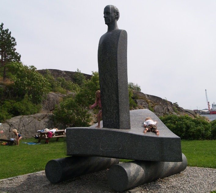 Larvikitt er brukt på alle mulige måter i larvikittens hovedstad. Her ser vi Thor Heyerdahl skue ut over Oslofeltet. Foto: Halfdan Carstens