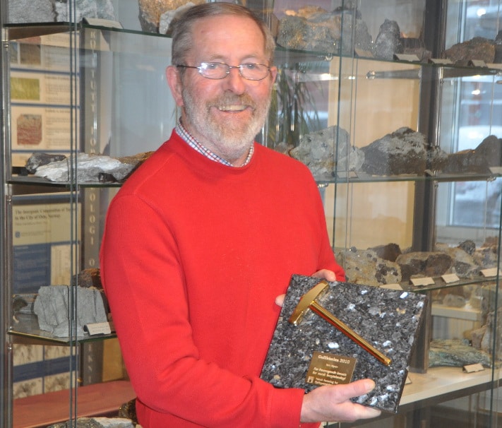 ”For fremragende innsats for norsk bergteknologi”, står det skrevet i larvikitt. Professor emeritus Tom Myran ble på Fjellsprengningskonferansen i 2010 tildelt Gullfeiselen fra Norsk Forening for Fjellsprengningsteknikk. De fleste innen miljøet vil kjenne til prisvinnerens langvarige arbeid innenfor ”helse og miljø”. Foto: Halfdan Carsten