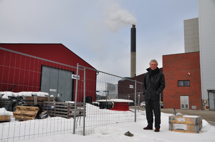 Verdens aller første anlegg for bruk av varmt vann fra ”konstruerte geotermiske systemer” er på planleggingsstadiet. I beste fall vil det allerede fra neste høst bli hentet oppvarmet vann fra 5000 meters dyp som varmer vannet i Hafslunds fjernvarmeanlegg. I bakgrunnen ser vi røyken som stiger opp fra anlegget på Haraldrud i Oslo. Etter å ha jobbet med dette konseptet i fire år har Thor Erik Musæus klokketro på teknologiens fortreffenhet. Foto: Halfdan Carstens