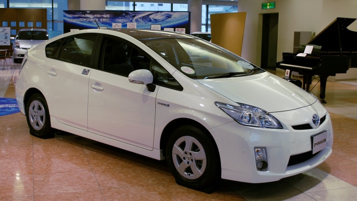 Sjeldne jordarter er en viktig bestanddel i fremtidsbilden. Dette er en Toyota Prius, en såkalt hybridbil som kombinerer bensinmotor med elektriske motorer. Grafikk: GeoPublishing AS