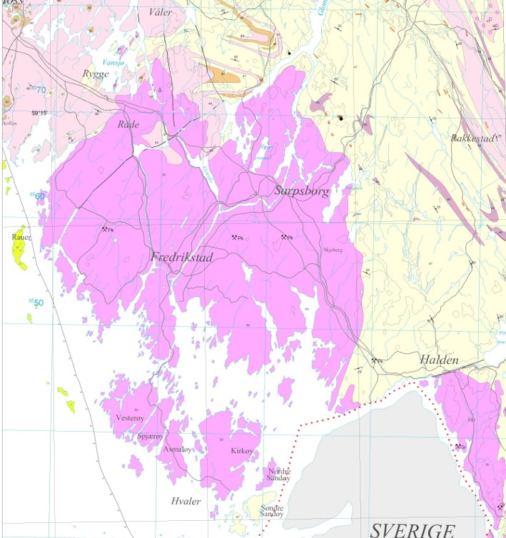Den sørlige delen av Østfold domineres av en granittintrusjon fra ca. 925 millioner år tilbake. Den har natursteinskvalitet på Hvaler-øyene, lenger inne på fastlandet, og på norsk og svensk side av Iddefjorden. På norsk side kaller vi den Iddefjordsgranitt, mens den på svensk lyder navnet Bohusgranitt. I vest avgrenses massivet av den mye yngre forkastningen (perm tid) som begrenser Oslofeltet, og mot øst ligger gneiser som er enda eldre enn granitten. Kartografi: Ole Lutro, NGU