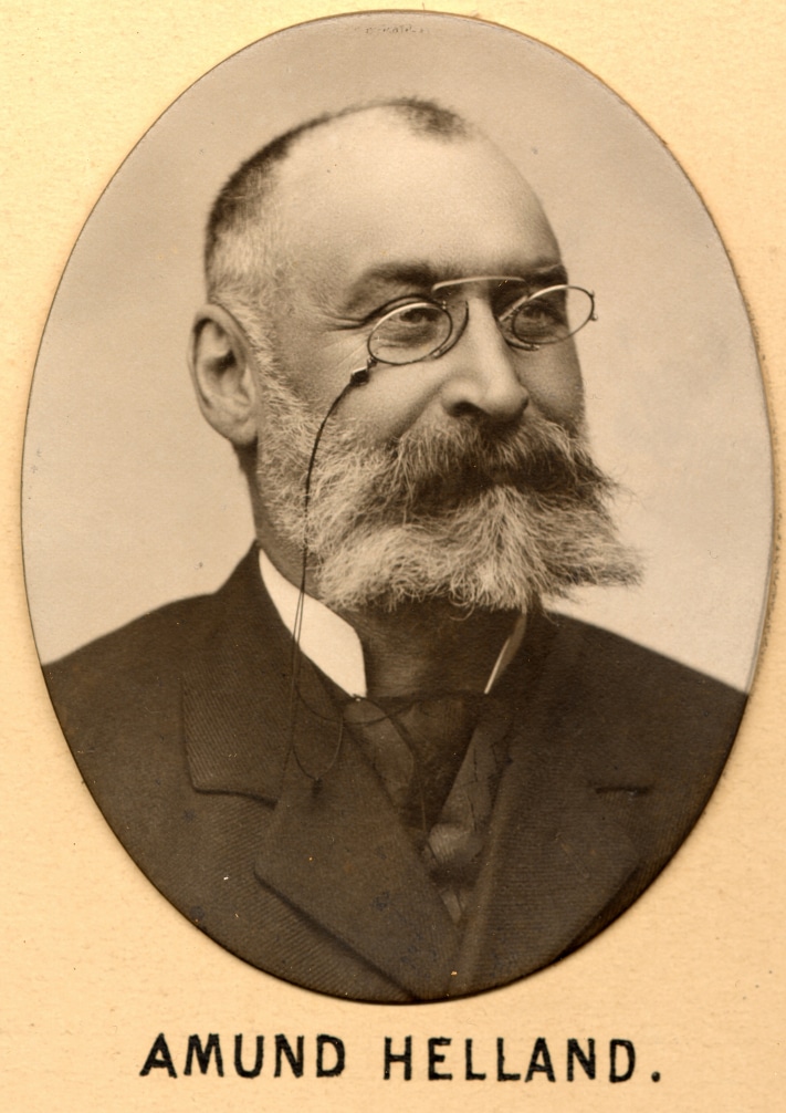 Slik så han ut, professor i bergbygningslære og geologi, Amund Helland, da han ble fotografert i 1900. Bak det skarpe blikket og lure smilet anes noe av hans fandeninvoldske karakter. Foto: Museum for universitets- og vitenskapshistorie, Universitetet i Oslo.