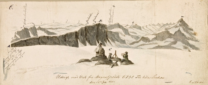 Keilhau, som er mannen bak denne akvarellen, var en dyktig tegner og malte akvareller med naturtro gjengivelser av landformer. Han satte dessuten navn og høyde på flere av de fjellene de kartla i. Han påviste også den bergarten som nå kalles jotungabbro. Akvarellene ble etter reisen lagt i en mappe kalt ”Erindring af Fjeldreisen 1820” som han forærte turkameraten etter fjellreisen. På kopien av denne akvarellen ser vi kjentmannen Ole Urden som bygger varde, Boeck som foretar målinger og Keilhau selv som tegner. Kilde: Nasjonalbiblioteket (Håndskriftsamlingen)