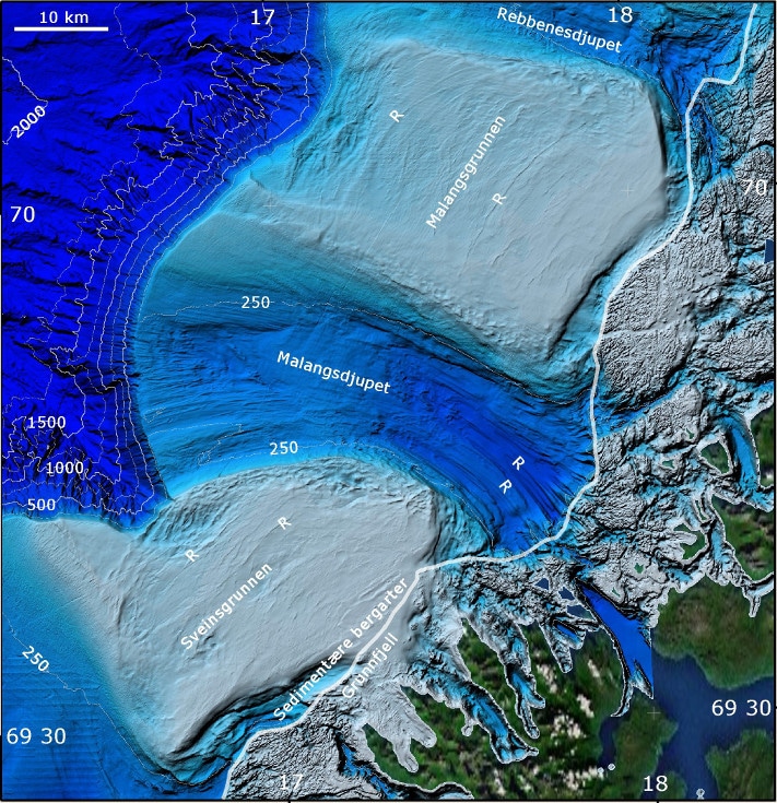 Kartet viser landskap og havbunn i farvannet utenfor Senja og Kvaløya i Troms. Grønne områder er tørt land, mens grå områder i grunnfjellet er den delen av strandflaten som ligger under havnivå. Bildet viser også markerte rygger ("R"). Illustrasjon: NGU/Mareano-prosjektet