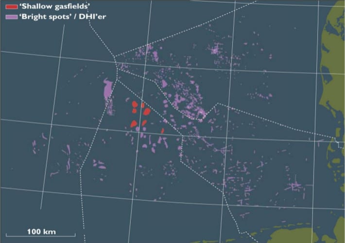 Direkte hydrokarbonindikatorer fra seismikk antyder at det finnes ansamlinger av gass eller olje i tertiære lag. © GEUS