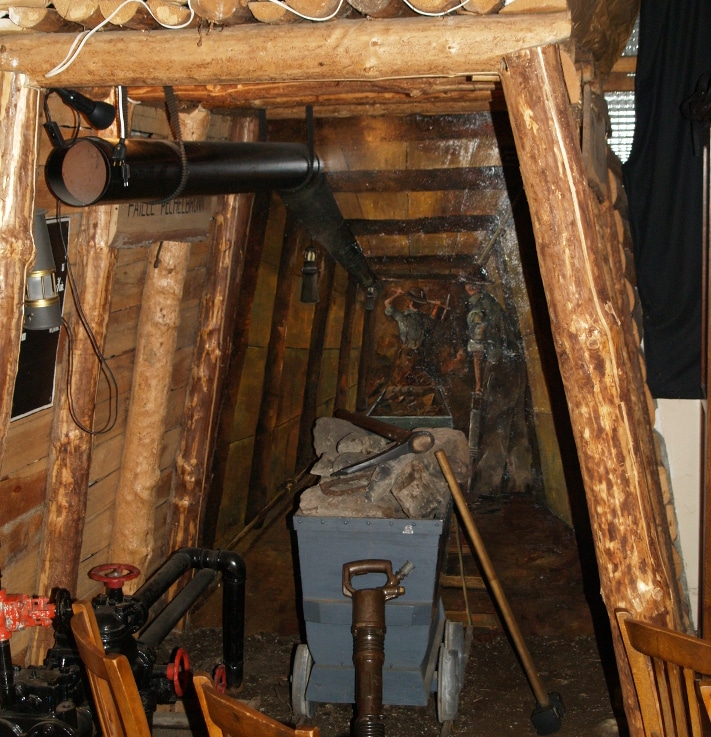 Museet i Merkwiller-Pechelbronn, et beskjedent museum i en bitte liten og kjedelig landsby like over grensen fra Tyskland i Alsace, viser hvordan det ble drevet gruvedrift på olje for flere hundre år siden. Det måtte imidlertid konvensjonell boring og produksjon til før det ble store volumer ut av det. Foto: Halfdan Carstens