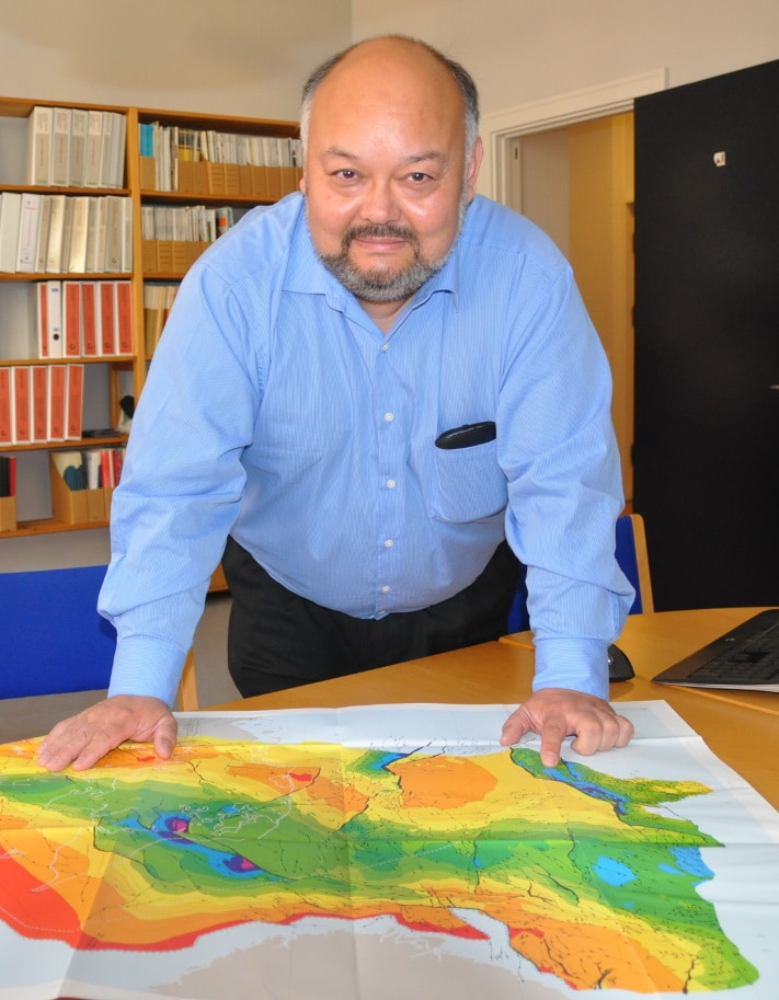 Peter Britze leder den reservoargeologiske avdelingen i GEUS og fronter prospektiviteten på dansk sokkel i forkant av den 7. konsesjonsrunden. Her står han foran kartet som han og Ole Valdemar Vejbæk fikk Danmarks Geologipris for i 1996. På basis av mangeårige seismiske studier og kartlegging fremstilte de et landsdekkende geologisk kart for topp pre-zechstein. Foto: Halfdan Carstens