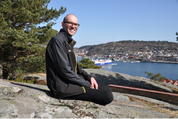 Lektor Håkon Heggland ved Sandefjord videregående skole hjelper nye generasjoner til å forstå at geologi er et redskap for samfunnet. Elevene nyter godt av den interessen og det engasjementet han viser for både realfag og geologi. Her sitter han på en knaus av larvikitt i Hjertnesskogen, en geotop hvor elevene hans har tilbragt mange timer for å supplere læreboka. Foto: Halfdan Carstens