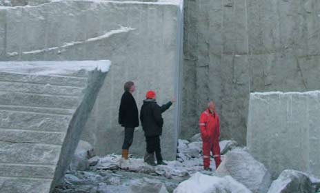 Grønnskjæret i Ice Green, som var helt avgjørende for valget av denne steinen til operahuset, kommer tydelig frem her. Foto: Halfdan Carstens