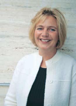 Seniorforsker dr.scient. Lisbeth Alnæs ved SINTEF, en av ytterst få norske geologer som har naturstein som sitt arbeidsfelt, har vært sentral i arbeidet med valg av stein til operabygget helt fra starten av. Hun har ledet testingen av de forskjellige steinsortene og på den måten gitt informasjon som har lagt grunnlaget for valg av stein til operabygget. Her ser vi henne foran Realfagbygget ved NTNU i Trondheim med italiensk travertin som bakgrunn. Foto: Halfdan Carstens