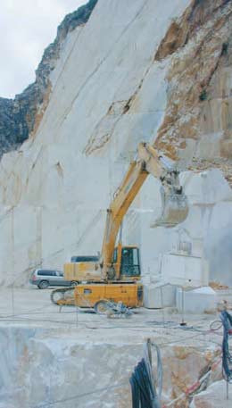 Uttak av marmor i Carrara.