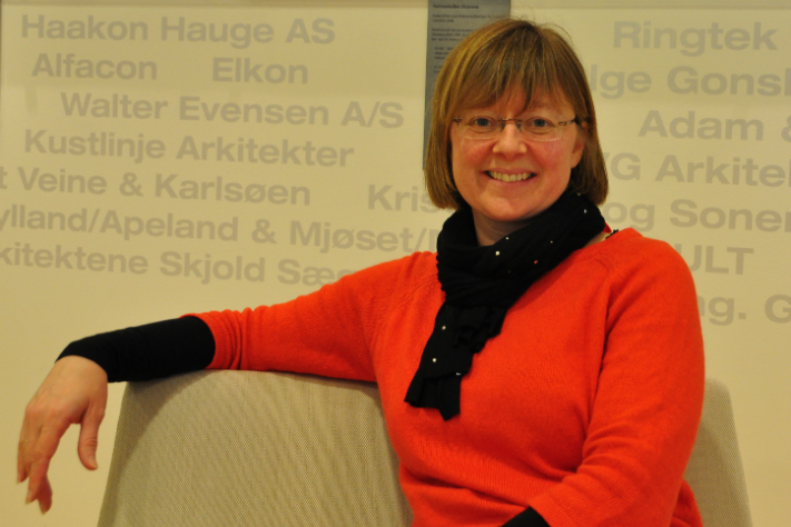 Statssekretær Jeanette Moen i Nærings- og handelsdepartementet kjenner innholdet i Strategi for mineralnæringen som innholdet i sin egen håndveske. Det har blant annet lært henne at vi lever i mineralalderen der vi møter bergindustriens produkter hver eneste dag, og at vi bruker stadig mer metaller og mineraler. Og Norge, mener hun, har en klar forpliktelse til å bidra. Ganske enkelt fordi vi sitter på store ressurser. Foto: Halfdan Carstens