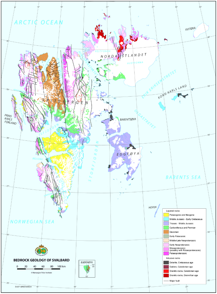 Kart over Svalbard Omtrent 60 prosent av Svalbard er dekket av isbreer. Til gjengjeld mangler øygruppen vegetasjon som på varmere breddegrader ofte hindrer geologene innsyn. Derfor har øygruppen mengdevis av utmerkede blotninger som grunnlag for ny kunnskap. Svalbard kan til og med skryte av bergarter fra alle de geologiske periodene opp gjennom fanerozoikum, fra kambrium til kvartær, foruten prekambriske bergarter. Kartografi: Norsk Polarinstitutt