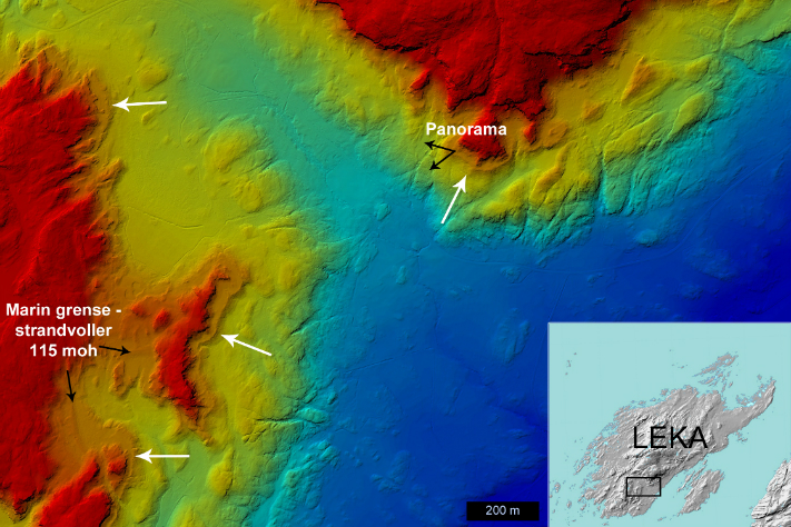 LiDAR-utsnitt av Leka, fremstilt i egnet fargeskala for å fremheve hovedstrandlinja. Strandlinja ses som en "hylle" i oransje/brun farge, stedvis indikert med hvite piler. Posisjon og sektor for panoramabildet er vist med hvite piler. Illustrasjon: Fredrik Høgaas/NGU