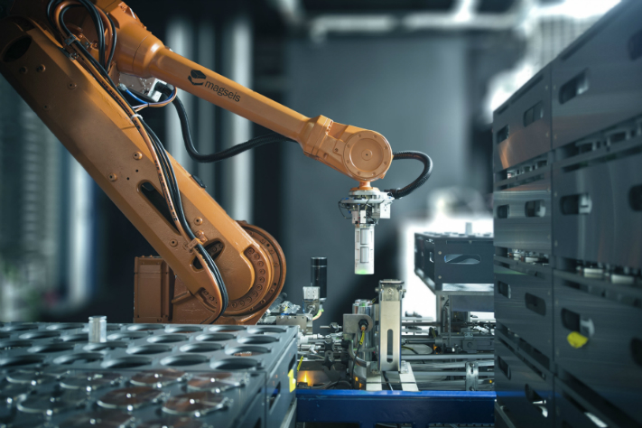 Det meste skjer automatisk. Her ser vi hvordan en robot plukker noder som deretter blir tappet for data og ladet med strøm. Foto: Magseis