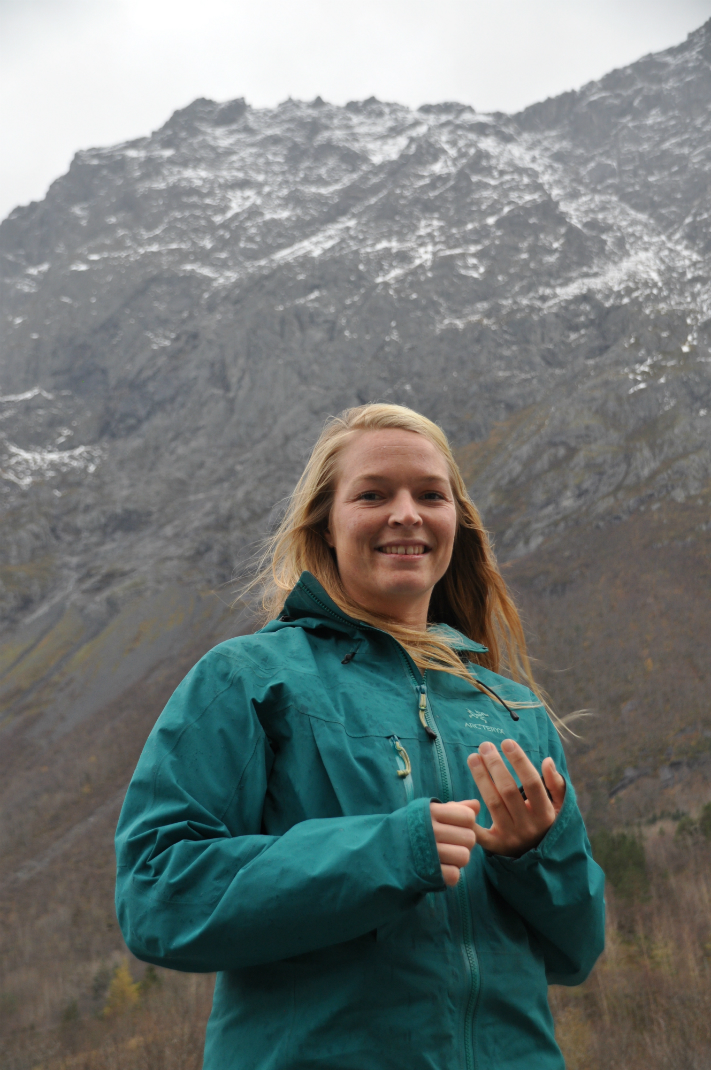 Ingrid Skrede er med i teamet av geologer i Åknes/Tafjord Beredskap som har til oppgave å overvåke spesielt skredfarlige områder her i landet. I oktober var hun med og gjorde vurderingene som lå til grunn for varslingen av et mulig skred i den svært utsatte Romsdalen. Her ser vi henne foran Mannen og rennen som løper på skrått nedover mot dalen. Geologene mener det er langs denne rennen det eventuelle skredet vil gå. Foto: Halfdan Carstens