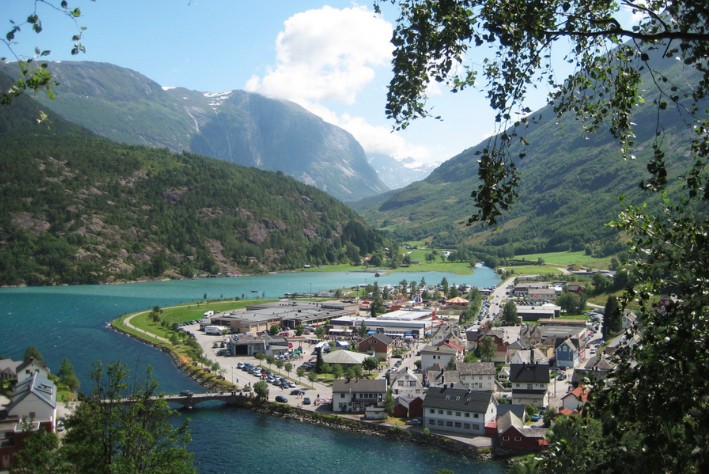 Den lille bygda Hellesylt lengst inne i Sunnylsvsfjorden ligger svært utsatt til. Når eller kanskje vi heller skal si hvis det varslede skredet i den stupbratte fjellsiden over Åkneset går, viser beregningene at flodbølgen vil ramme aller verst her. Det er lett å se for seg at en flere titalls meter høy bølge vil kunne rasere bygda fullstendig. Foto: M. Kaaland